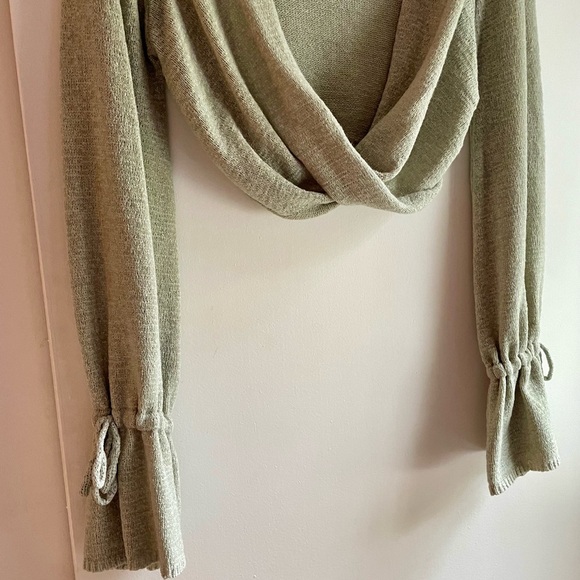 White Fox Boutique Grey/Sage Cropped Wrap Sweater Size Large - Picture 4 of 6